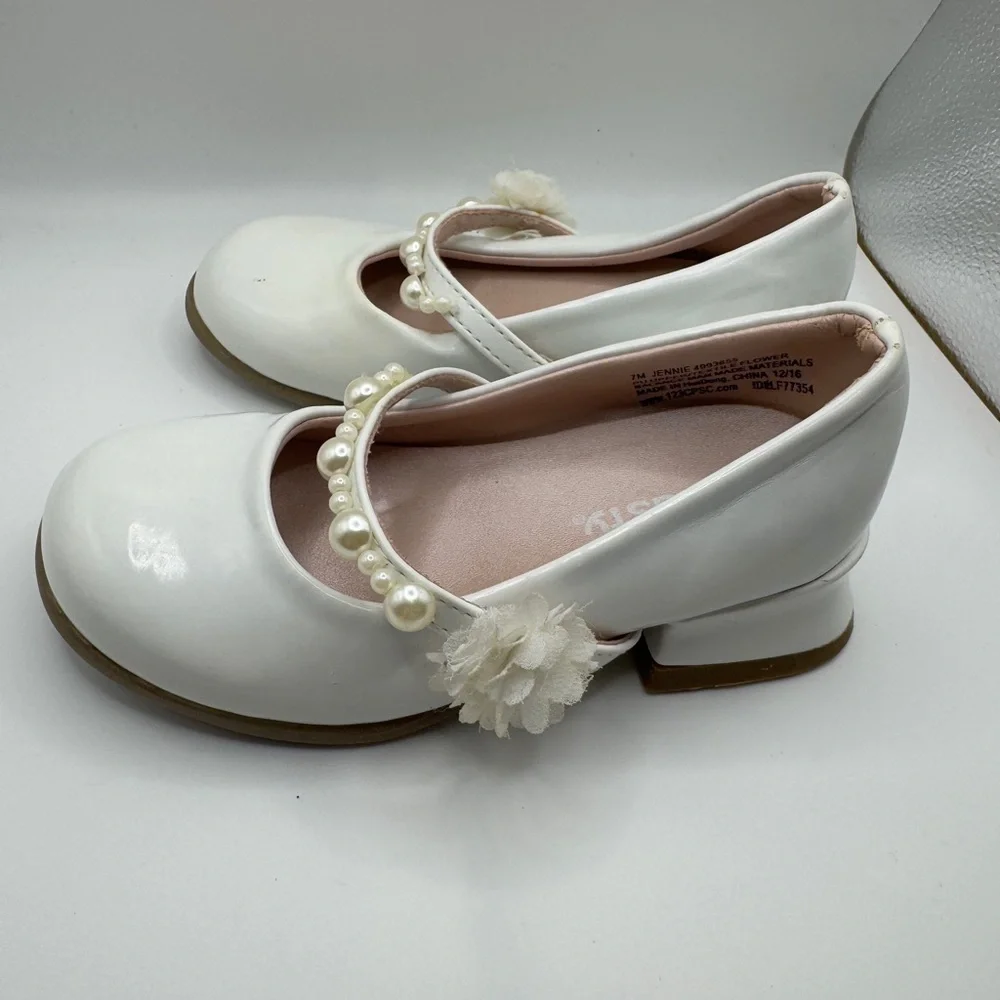Girls Toddler Size 7 Off White/Cream Dress Shoes with Glossy Finish & Pearls